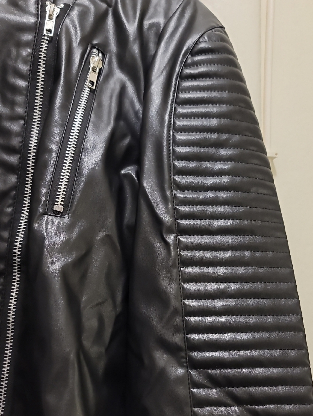 Classic Black Quilted Sleeve Chic Leather Jacket - Women - Picture 5 of 11